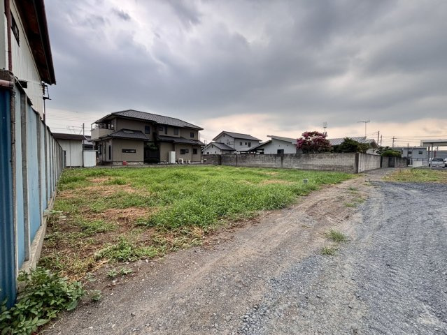 【前面道路含む現地写真】 | 【佐野市高萩町第2期　現地外観】
※令和８年８月時点