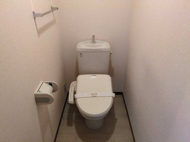 温水洗浄便座付きのトイレです♪