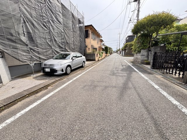 前面道路は幅員約6ｍあります　車通りは少なく静かです