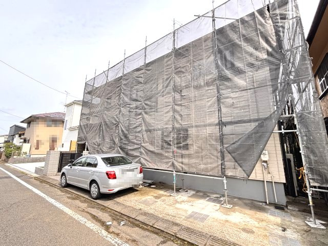 駐車スペースは縦列で２台分あります