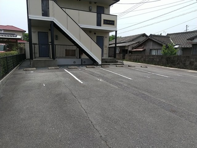 ハイスタンダードの駐車場