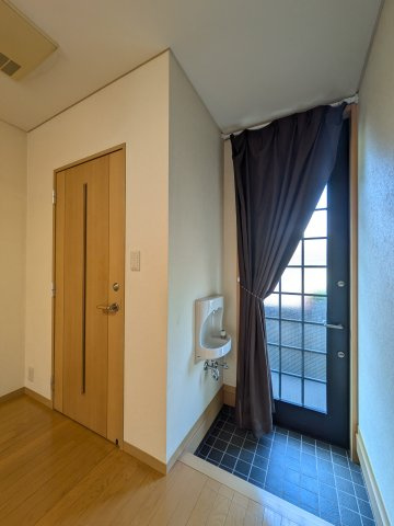 龍舞町戸建（兼事務所）の洋室
