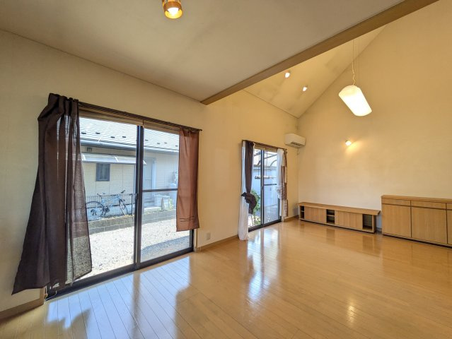 龍舞町戸建（兼事務所）の居間・リビング