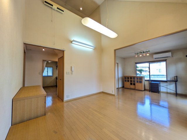 龍舞町戸建（兼事務所）の居間・リビング