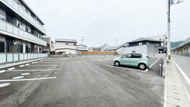 ベルティルミナスの駐車場