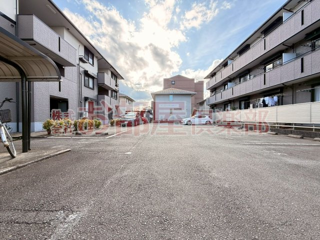 バティール西小森野　B棟の駐車場|駐車場に車を止められます