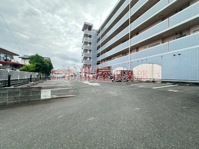 ウイング21の駐車場|車をお持ちの方に嬉しい駐車場付きの物件です