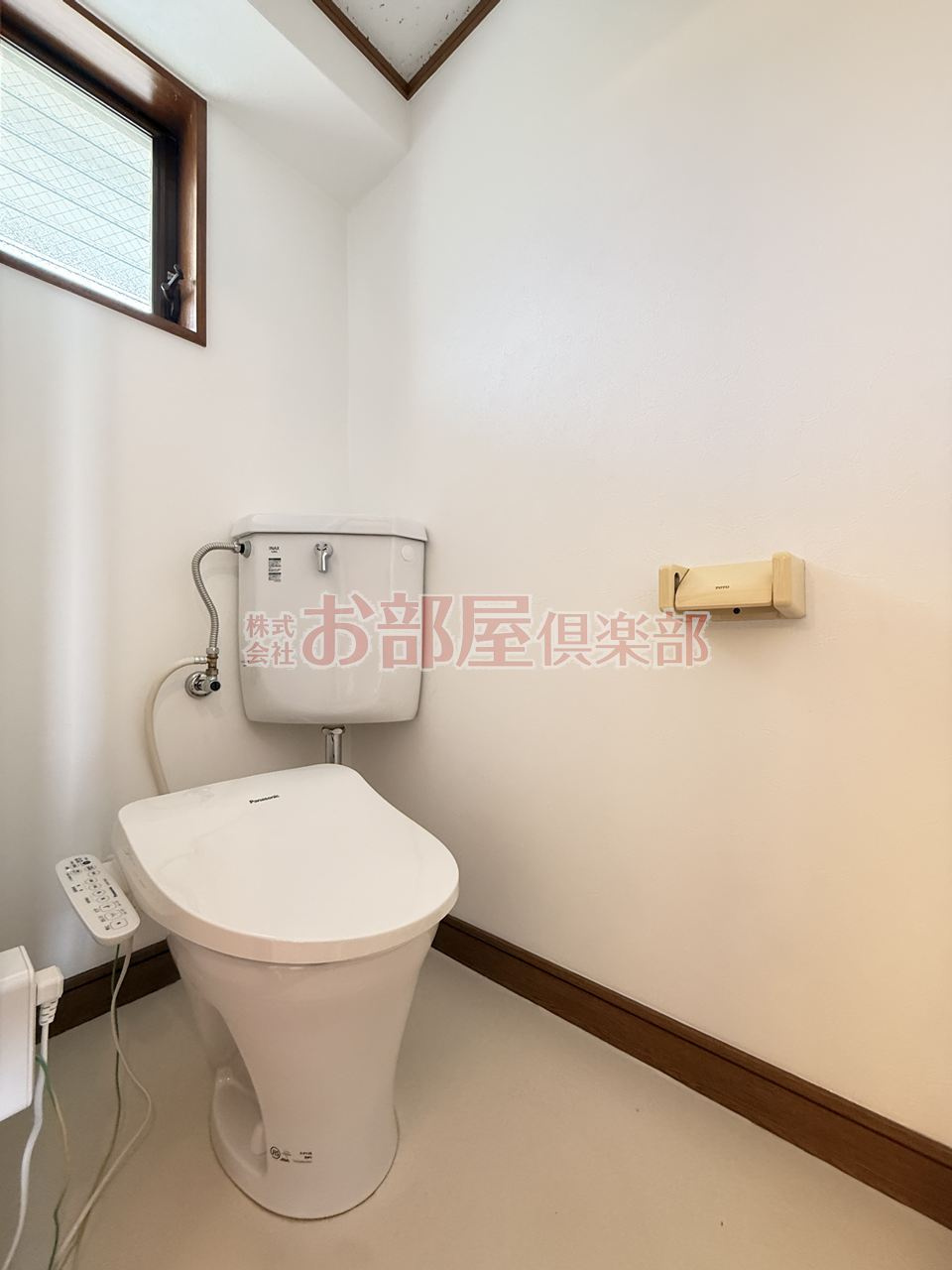 コーポ荒川のトイレ|落ち着いた色調のトイレです