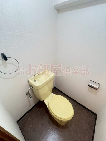 REステートビルのトイレ|温水洗浄便座付きの落ち着いたトイレです