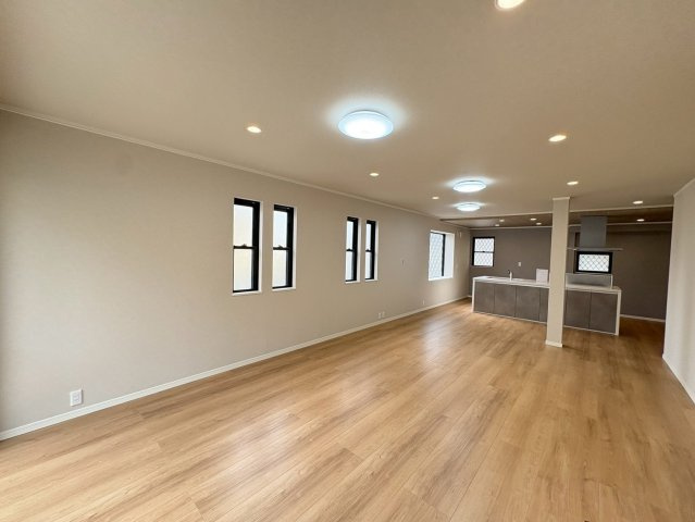 垂水区塩屋北町３丁目　中古戸建の居間・リビング|25.7帖あるので家具の配置は自由！