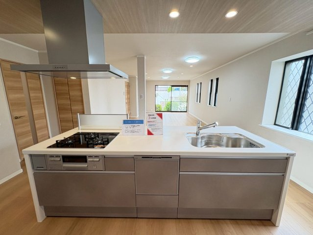 垂水区塩屋北町３丁目　中古戸建のキッチン|調理スペースをかなり広くとっているので調理がラク！