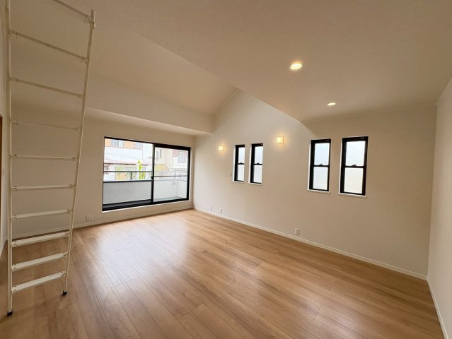 垂水区塩屋北町３丁目　中古戸建の居間・リビング|こちらのリビングで趣味の時間をお楽しみください