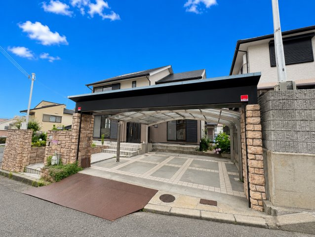 垂水区塩屋北町３丁目　中古戸建の駐車場|カーポート付き並列２台駐車場です！