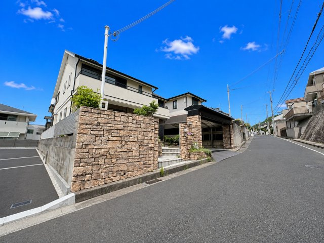 垂水区塩屋北町３丁目　中古戸建の前面道路含む現地写真|前面道路含む現地写真です