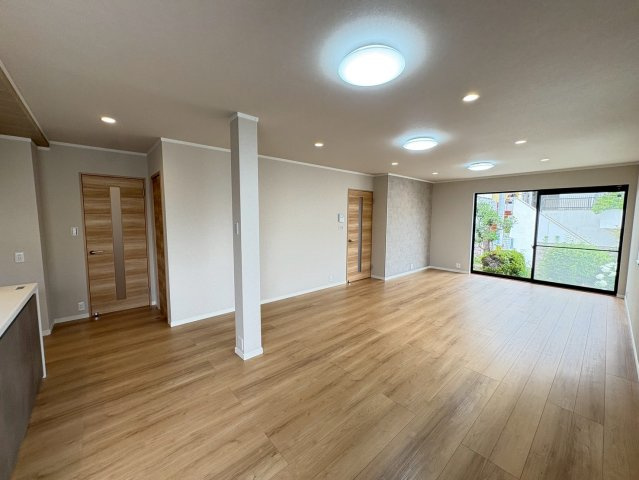 垂水区塩屋北町３丁目　中古戸建の居間・リビング|25.7帖の広々リビングは家族の空間に♪