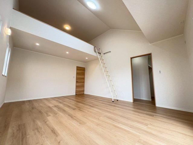 垂水区塩屋北町３丁目　中古戸建の洋室|13.5帖のマスターベッドルームにはロフトとウォークインクローゼットがついており贅沢空間となっております！