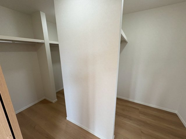 垂水区塩屋北町３丁目　中古戸建の収納|洋室併設のかなり大きなウォークインクローゼットです！