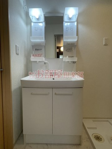 グリーンハイツ鷹取Ⅲの洗面所|ゆったりとスペースのある洗面所