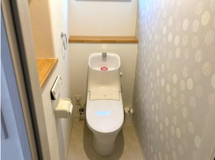 「駐車3台×お庭付」土佐市高岡町甲　中古一戸建てのトイレ|アクセントクロスがお洒落な空間♪
