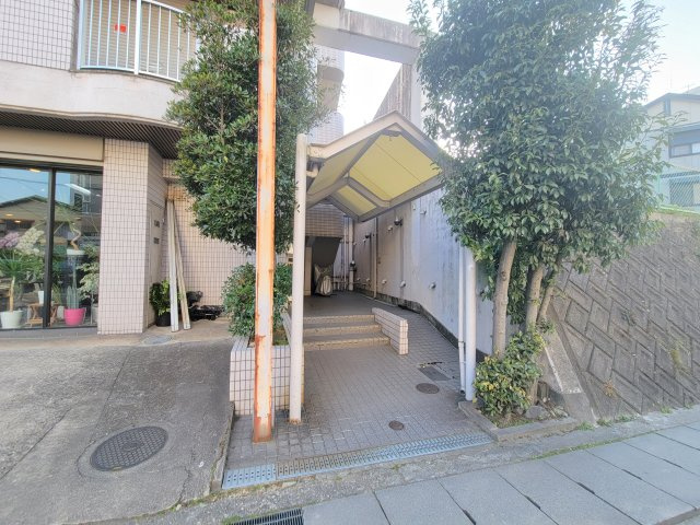 クリンゲル生駒のエントランス