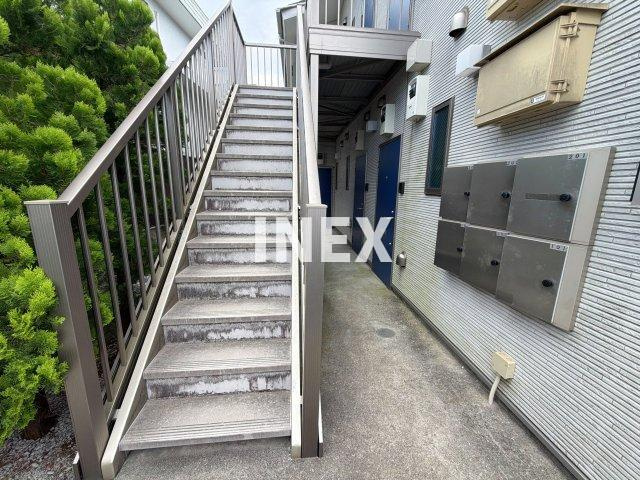 横浜市神奈川区三ツ沢西町のアパートのエントランス