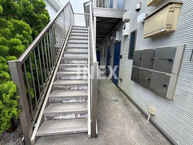 横浜市神奈川区三ツ沢西町のアパートのエントランス