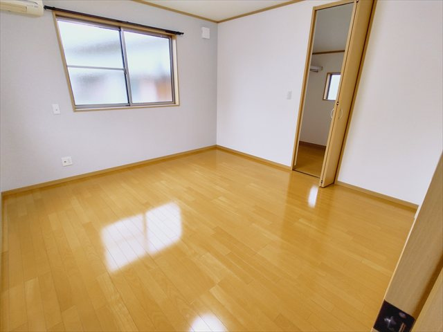 【寝室】 | 坂戸市鎌倉町 | 洋室8.0帖南西側、ゆとりの広さです