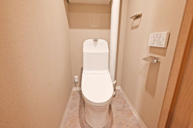 ローズハイツ夙川のトイレ|シンプルで清潔感のあるトイレ空間で毎日気持ちよくお使いいただけます。