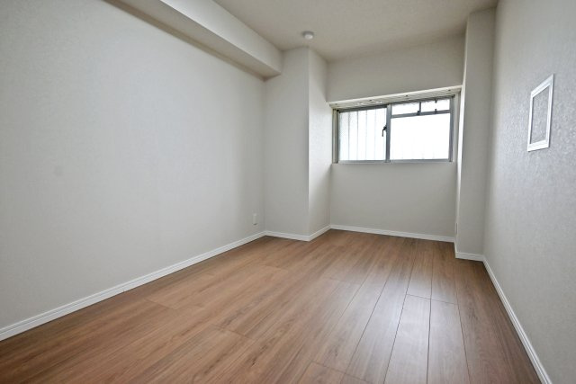 ローズハイツ夙川の洋室|-洋室4.9帖-フローリング、クロス貼替済で綺麗なお部屋です。 住まう方のライフスタイルに合わせて自由に使えるお部屋です。