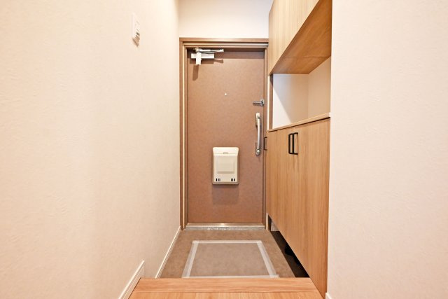 ローズハイツ夙川の玄関|すっきりとした印象の空間。気持ちよくお客様を迎えられる玄関です。
