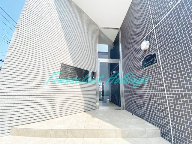 藤沢市円行１丁目の賃貸マンションのエントランス