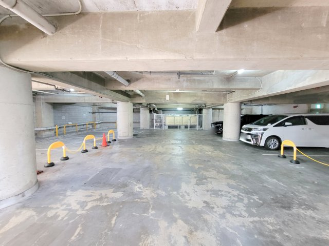 ナビールSANWAの駐車場