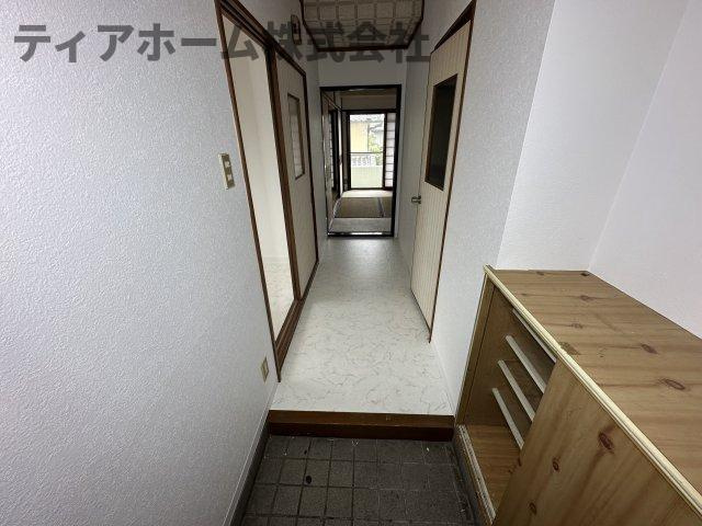 葛城市尺土の賃貸マンションの玄関|明るい玄関です