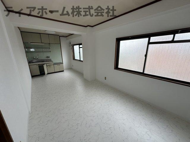 葛城市尺土の賃貸マンションの居間・リビング|こちらのリビングで趣味の時間をお楽しみください