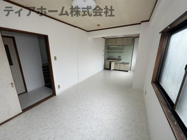 葛城市尺土の賃貸マンションの居間・リビング|こちらのリビングで趣味の時間をお楽しみください