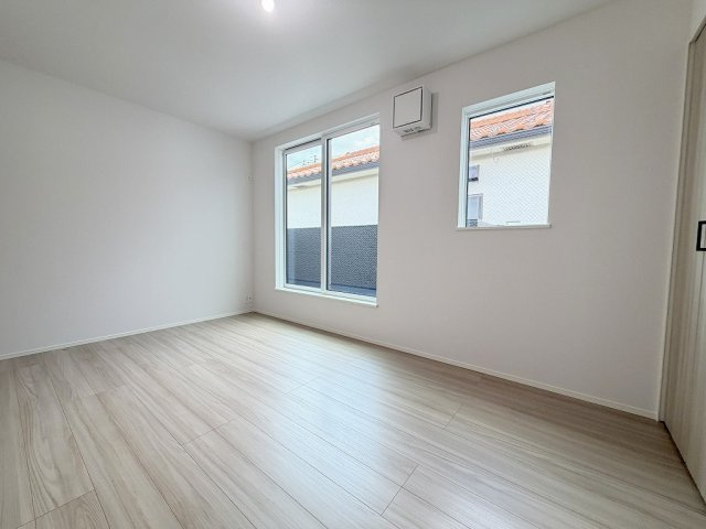 吉川市中野　新築戸建の洋室|バルコニーに面した明るい洋室6.7帖・主寝室としていかがでしょう