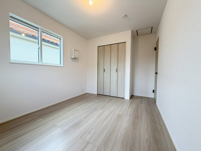 吉川市中野　新築戸建の洋室|クローゼット付きの6帖の洋室・子供部屋としていかがでしょう
