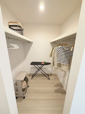 吉川市中野　新築戸建の収納|リビング、洗面所から出入りできるウォークインクローゼット完備