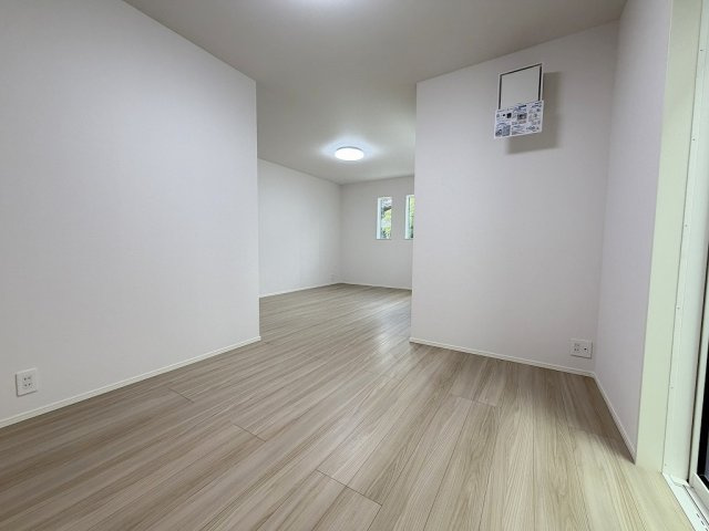 吉川市中野　新築戸建の居間・リビング|ソファやダイニングセットを置いてもゆとりのある17.3帖のリビング