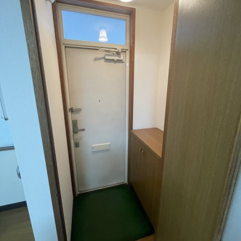 シャトーハイツの玄関