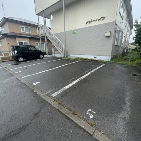 シャトーハイツの駐車場
