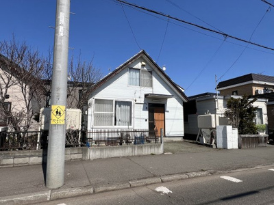 【外観】 | 手稲区前田4-12　古家付土地 | 現地道路から