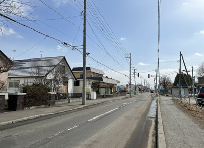 【前面道路含む現地写真】 | 手稲区前田4-12　古家付土地 | 前面幅10.9ｍ公道前面道路は通学路で歩道の除雪も入ります♪