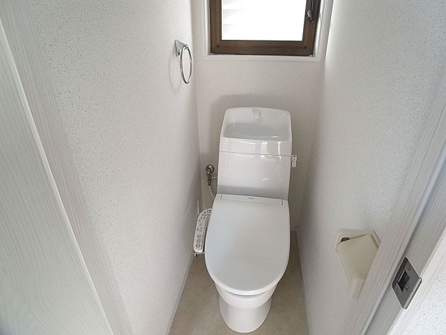 ときわ庄山ハイツのトイレ|温水洗浄付きのトイレ、小窓も完備
