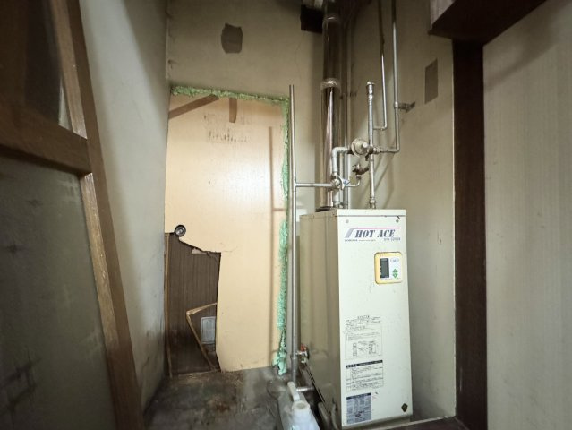 【角地・平坦地】武佐1丁目、可能性の広がる110万円の戸建ての発電・温水設備|給湯設備を備えた実用的なスペース。整理や収納の工夫で快適に保てます。