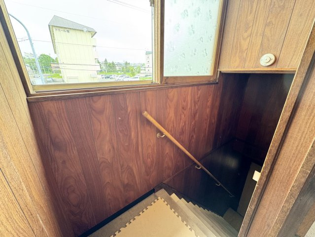 【角地・平坦地】武佐1丁目、可能性の広がる110万円の戸建ての内装|安心の手すり付き階段。窓から光が届く、明るく落ち着いた空間です