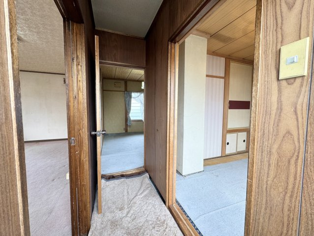 【角地・平坦地】武佐1丁目、可能性の広がる110万円の戸建ての内装|無駄のない動線。各部屋をつなぐ、温かみのある共有スペース。