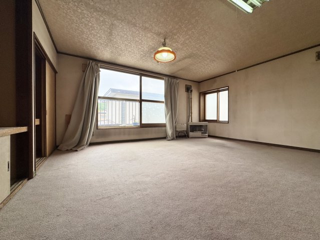 【角地・平坦地】武佐1丁目、可能性の広がる110万円の戸建ての和室|広々とした和室。家族団らんや趣味部屋として活用できます。