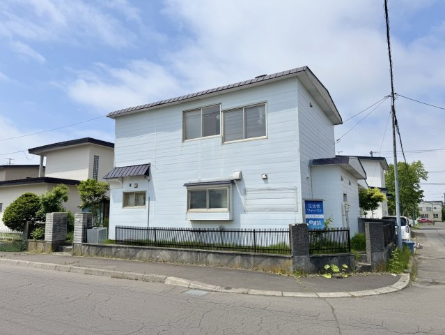 【角地・平坦地】武佐1丁目、可能性の広がる110万円の戸建ての前面道路含む現地写真|日当たり良好な角地に佇む住まい。爽やかな外観が暮らしを彩ります。