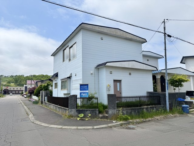 【角地・平坦地】武佐1丁目、可能性の広がる110万円の戸建ての前面道路含む現地写真|陽当りに恵まれた住環境の物件です。落ち着いた色合いも魅力。